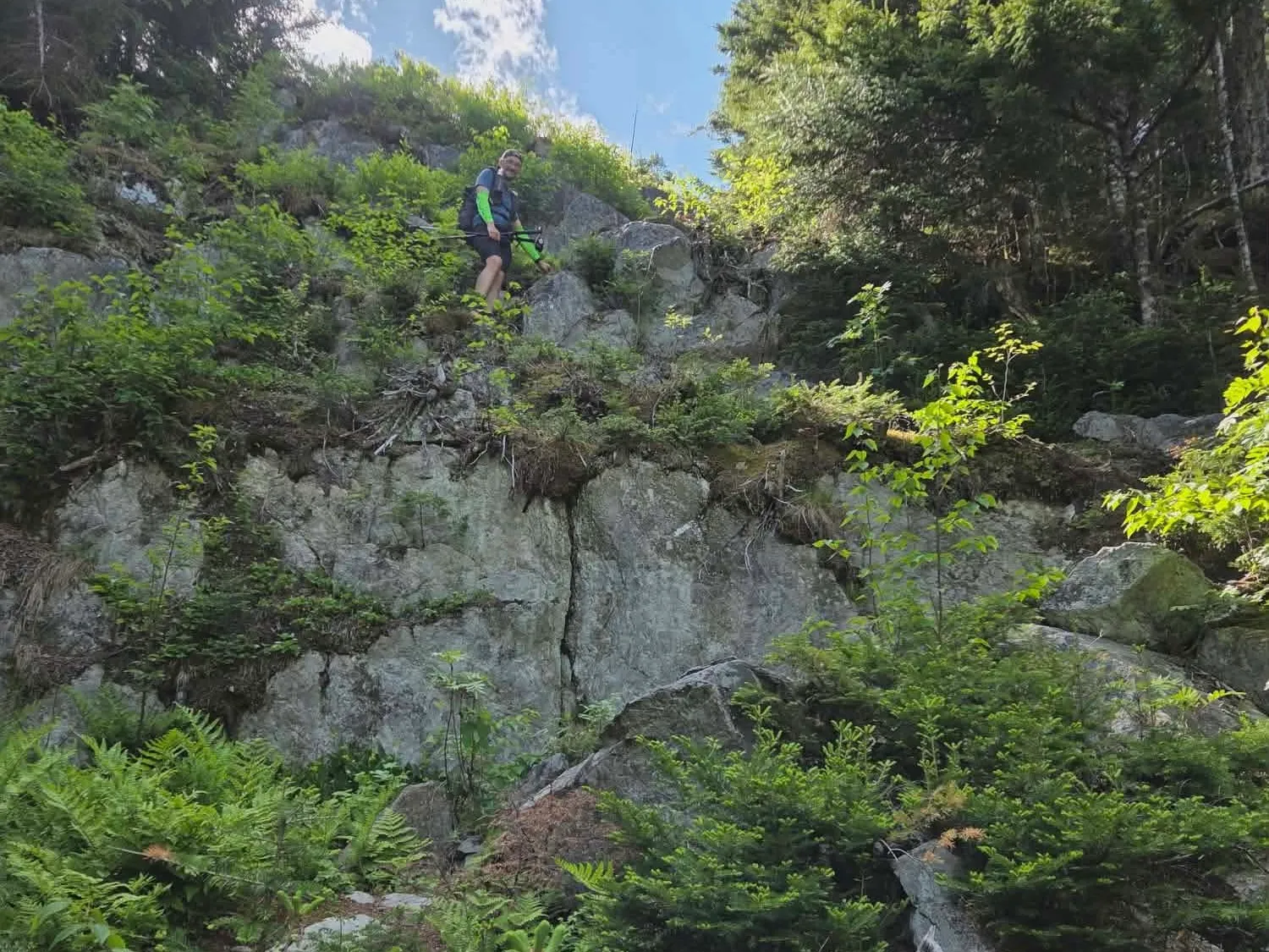 Julien qui descend un cap rocheux